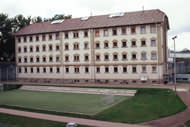 Hafthaus 2 mit Hofgelände und Fußballplatz.