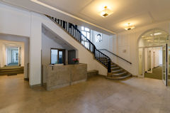 Bild zeigt das Hauptportal mit dem Empfangsbereich Bild zeigt das Hauptportal mit dem Empfangsbereich